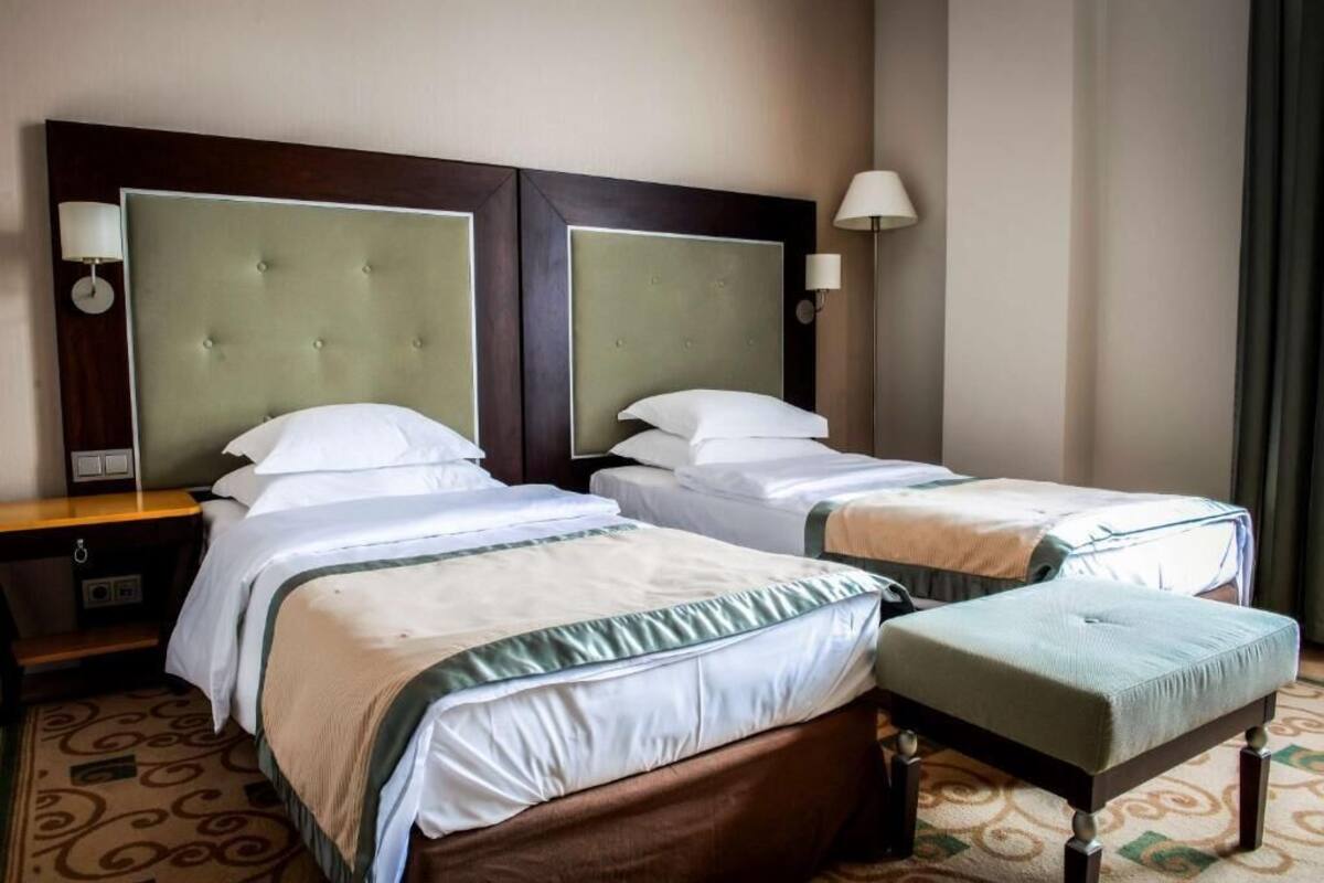 Twin Room | 1 bedroom, minibar, in-room safe, individually furnished