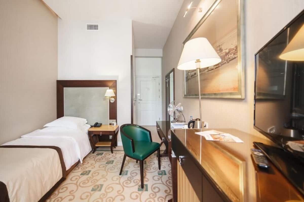 Single Room | 1 bedroom, minibar, in-room safe, individually furnished
