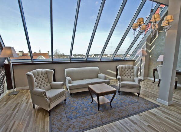 Apartment, 1 King Bed | Living room | 50-inch plasma TV with cable channels, TV - Best Western Plus Hotel Dyplomat (Olsztyn)