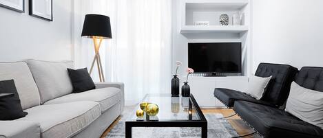 アパートメント 3 ベッドルーム | リビング エリア | LED テレビ