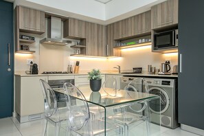Apartamento luxo, 1 quarto | Opções para refeição no quarto