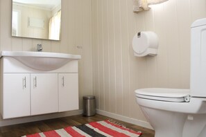 베이직 캐빈 (Hytte 2, Private WC, Shared Bathroom) | 욕실 | 샤워 시설, 타월, 화장지