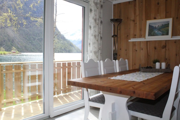 Panoramic Cabin (Hytte 7) | Travel crib, free WiFi - Oldevatn Camping (Stryn)