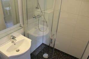 Holzhütte (Hytte 6) | Badezimmer | Dusche, Handtücher, Toilettenpapier