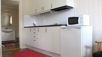 Cabaña básica (Hytte 2, Private WC, Shared Bathroom) | Cocina privada | Frigorífico, placa de cocina, hervidor eléctrico y trona infantil