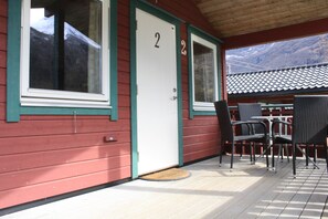 Basic Cabin (Hytte 2, Private WC, Shared Bathroom) | Terrace/patio - Oldevatn Camping (Stryn)