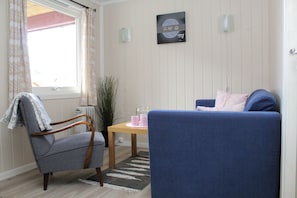 Basic Cabin (Hytte 1, Private WC, Shared Bathroom) | Living room - Oldevatn Camping (Stryn)