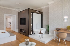 Governor Suite with Danube view | Premium bedding, minibar, in-room safe, individually furnished - Hotel Vision (Budapest)
