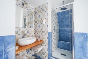 Superior Double Room, Courtyard View | Bathroom | Shower, free toiletries, hair dryer, bathrobes - Villa Prota Resort (Vico Equense)