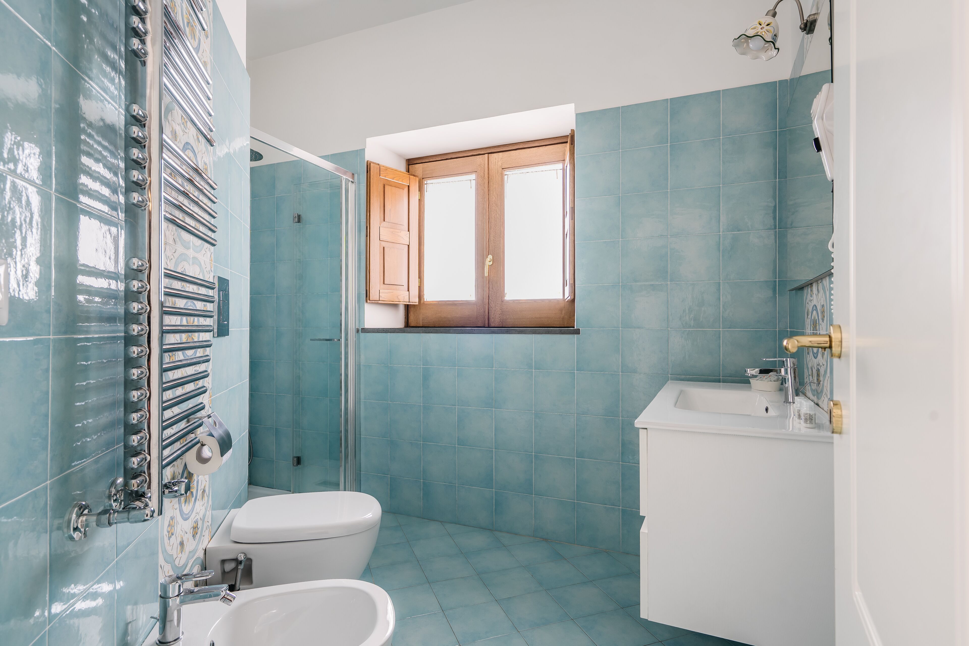 Un baño con inodoro, lavabo y ducha.