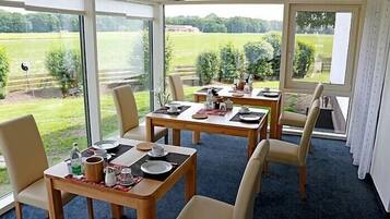 Sarapan (EUR 9 per orang)