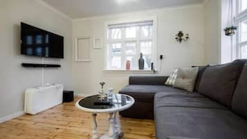 Apartment, 1 Bedroom, Ground Floor (101) | Living area | Flat-screen TV