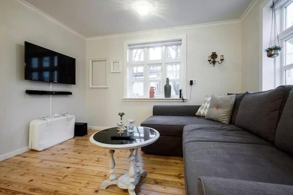 Apartment, 1 Bedroom, Ground Floor (101) | Living area | Flat-screen TV