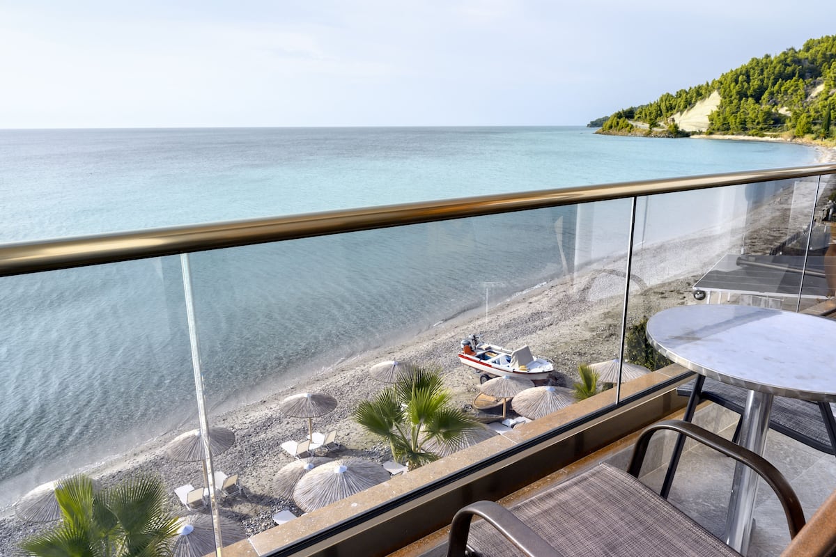 Junior Suite | 2 bedrooms, in-room safe, laptop workspace, soundproofing