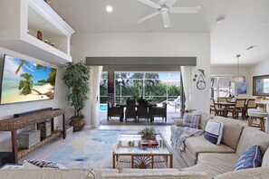 Smart-TV, bøker, musikkbibliotek og stereoanlegg