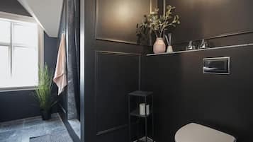 Apartment, 2 Bedrooms | Bathroom | Shower, hair dryer, towels, soap