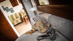 Ein Badezimmer mit Waschbecken, Spiegel und Handtuchhalter.