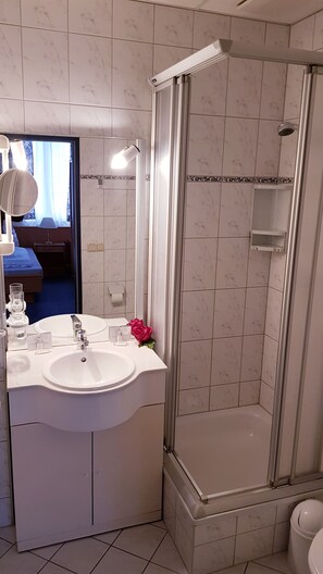 Habitación Confort doble | Baño | Ducha y toallas