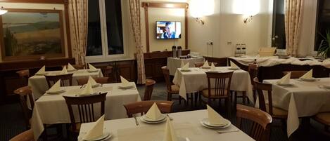 Desayuno buffet diario (EUR 8 por persona)