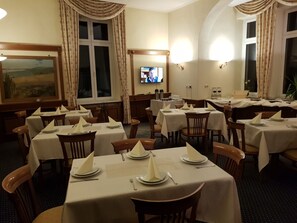 Se ofrece un desayuno bufé todos los días (8 EUR por persona)