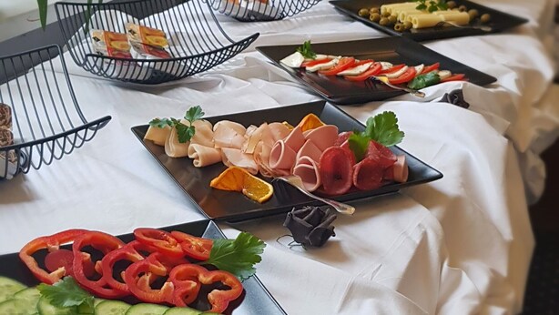 Una mesa de buffet con diversos alimentos y una máquina de café.