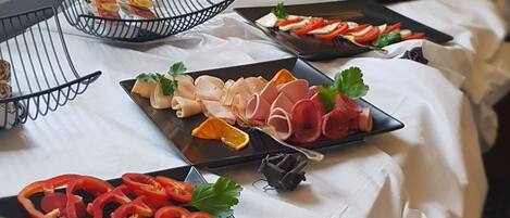 Päivittäinen buffetaamiainen (8 EUR per henkilö)