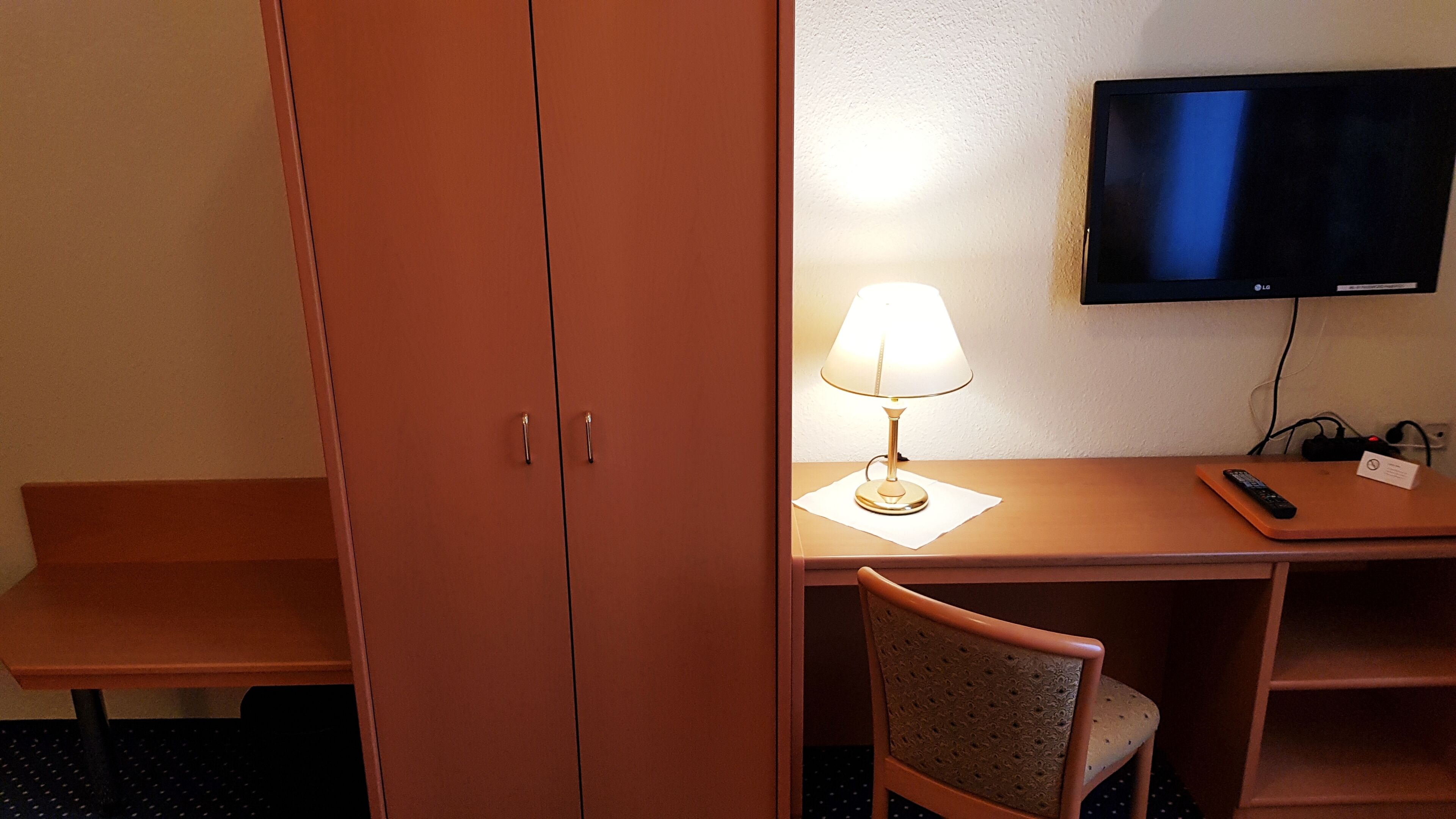 standard single room | room amenity