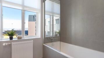 Hárblásari, handklæði, sápa, sjampó