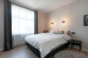 Geluiddichte muren, een strijkplank/strijkijzer, gratis babybedden