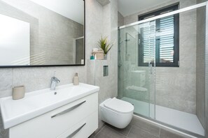 Luxury Apartment | Bathroom | Free toiletries, hair dryer, heated floors, towels