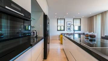 Geladeira grande, fogão, cooktop, lava-louças