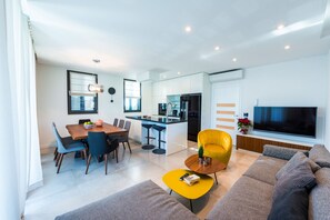 60-cm flat-screen TV with cable channels, LCD TV, Netflix - Saint Blaise Luxury Suite (Dubrovnik)