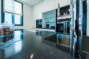 奢華公寓 | 私人廚房 | 大型冰箱、烤箱、爐台、洗碗機