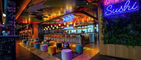 2 restaurants, serveren diner, Japanse gerechten