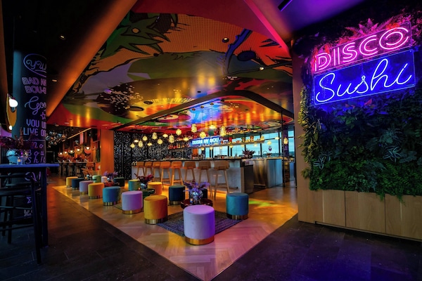 2 restaurants, dinner served, Japanese cuisine