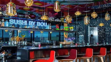 2 restoran, makan malam dihidangkan