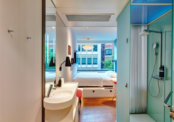 Room, 1 King Bed | Premium bedding, pillow-top beds, in-room safe, desk