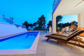 Una piscina al aire libre de temporada