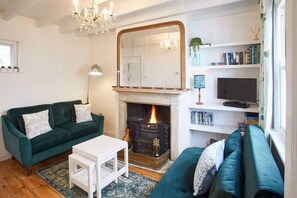 TV, fireplace - Host & Stay | Gun Gutter House (Staithes)