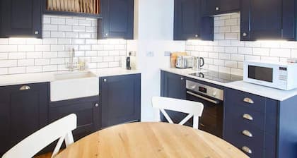 Host & Stay | Gun Gutter House