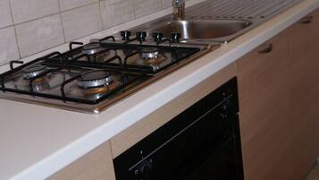 KĂŒhlschrank, Ofen, Herdplatte, Kochgeschirr/Geschirr/Besteck