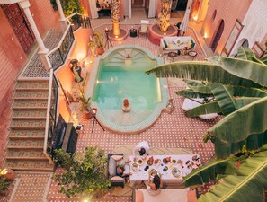 Piscina externa, espreguiçadeiras
