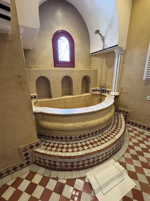 Quarto casal superluxo | Banheiro | Chuveiro/banheira combinados, chuveiro com efeito de chuva