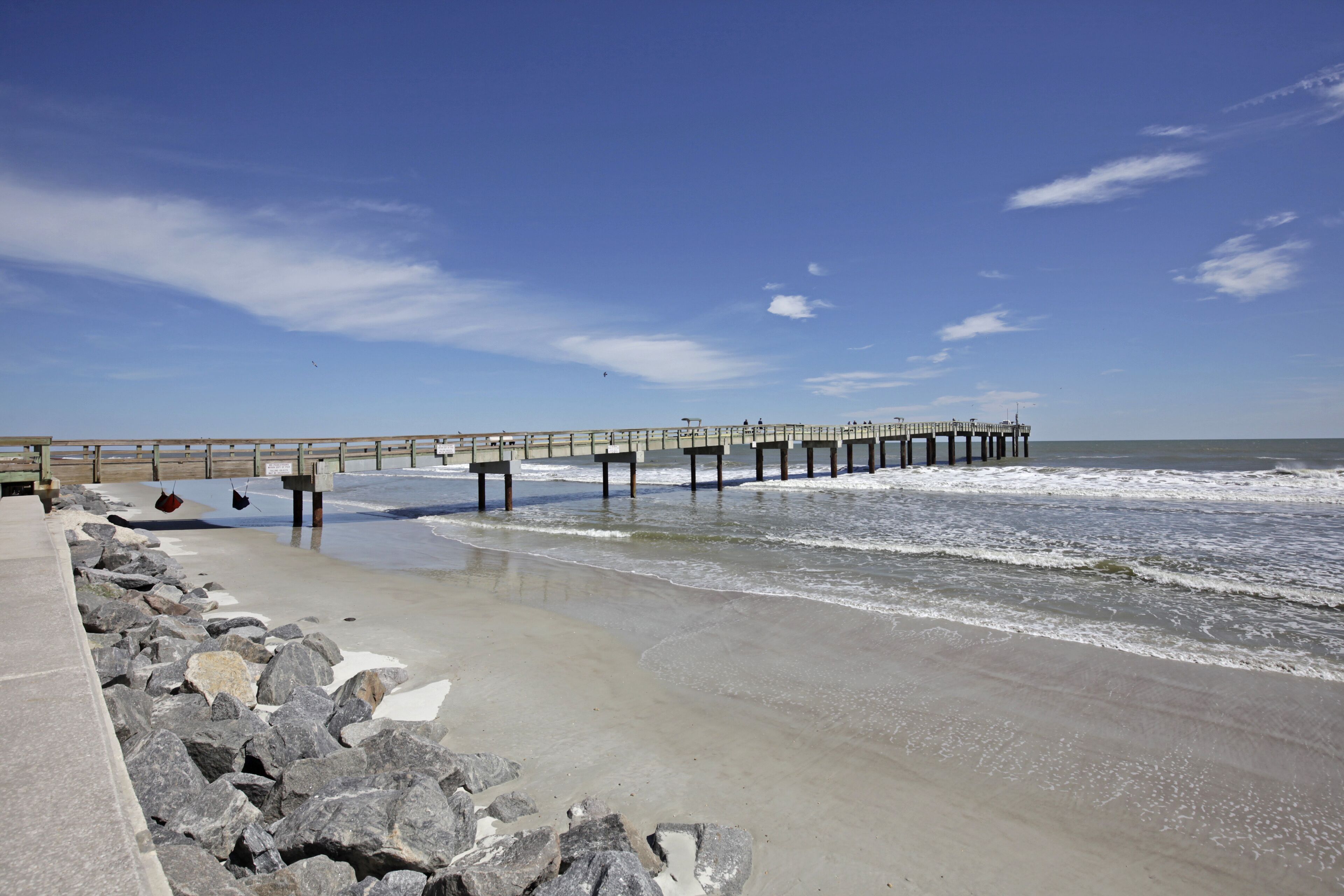 Beach nearby, sun-loungers, beach towels
