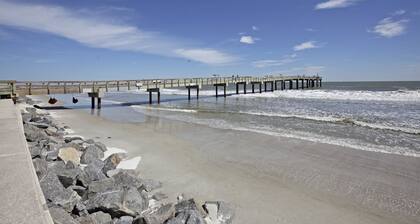 Beachy Getaway–Cozy, Clean & Equipped w/ All Essentials! Relax, Enjoy & Refresh!