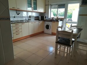 Mikrowelle, Herdplatte, Wasserkocher mit Kaffee-/Teezubehör