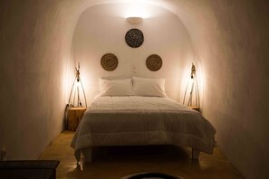 3 bedrooms, iron/ironing board, free cots/infant beds, free WiFi - The Grand Cave House (Santorini)