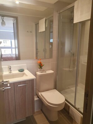 Standard Apartment | Bathroom | Combined shower/tub, free toiletries, hair dryer, towels - Plaza Ñuñoa - Metro Chile España (Santiago)