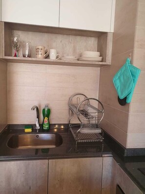 Apartament estàndard | Cuina privada | Frigorífic, microones, placa de cuina i torradora