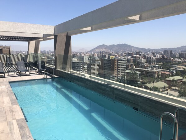 Una piscina al aire libre de temporada